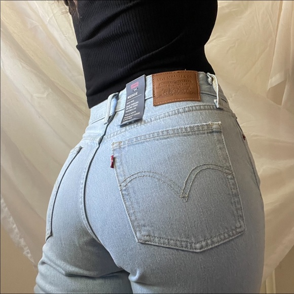 Levi’s wedgie light wash jeans - Picture 2 of 2